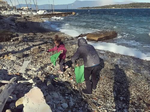 Spiaggia del Mandraki Port, Corfu. Tenere pulito il proprio ambiente è un dovere di tutti..